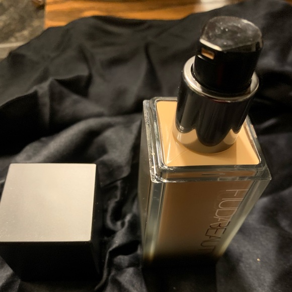 Huda Beauty #FauxFilter Luminous Matte Foundation Custard 220N - Picture 2 of 10